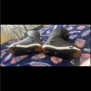 Size 11 snowboarding shoes